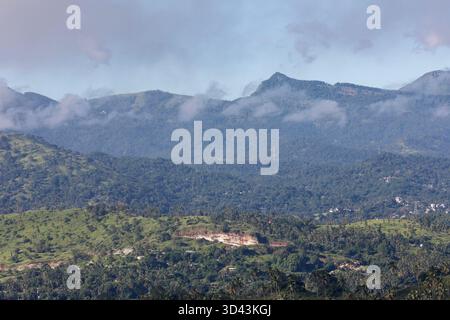Une vue panoramique autour du réservoir Victoria au Sri Lanka. Banque D'Images