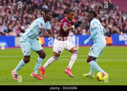Lesley Ugochukwu de Burnley, Crysencio Summerville de West Ham United et Loum Tchaouna de Burnley (à droite) se battent pour le ballon lors du match de premier League au London Stadium. Date de la photo : samedi 8 novembre 2025. Banque D'Images