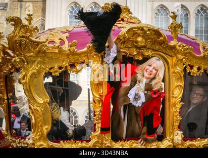 Londres, Royaume-Uni. 08 novembre 2025. La mairesse de la Nouvelle Dame, Dame Susan Langley DBE, monte dans l'autocar doré de Guildhall Yard à Mansion House avant le cortège. Pour la première fois en 800 ans d'histoire, le Lord Mayor's Show devient le Lady Mayor's Show, une étape historique pour la City de Londres. Dame Susan est la troisième femme à occuper ce rôle, mais la première à adopter le titre de Lady Mayor. Crédit : Imageplotter/Alamy Live News Banque D'Images