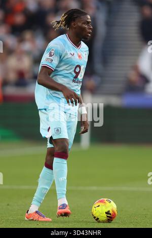 Burnley's Lesley Ugochukwu lors du premier League match au London Stadium. Date de la photo : samedi 8 novembre 2025. Banque D'Images