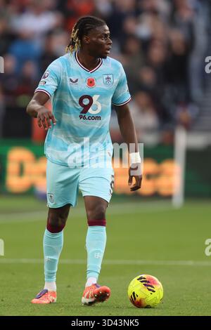 Burnley's Lesley Ugochukwu lors du premier League match au London Stadium. Date de la photo : samedi 8 novembre 2025. Banque D'Images