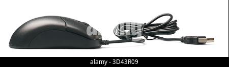 gros plan de la souris d'ordinateur filaire noire avec câble enroulé et connecteur usb fond blanc isolé, périphérique minimaliste pour le travail de bureau Banque D'Images