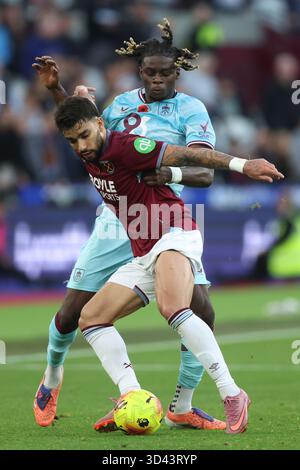 Lucas Paqueta de West Ham United (à gauche) et Lesley Ugochukwu de Burnley se battent pour le ballon lors du premier League match au London Stadium. Date de la photo : samedi 8 novembre 2025. Banque D'Images