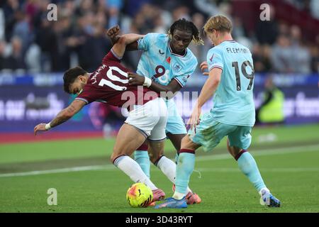 Lucas Paqueta de West Ham United (à gauche) et Lesley Ugochukwu de Burnley (au centre) se battent pour le ballon lors du match de premier League au stade de Londres. Date de la photo : samedi 8 novembre 2025. Banque D'Images