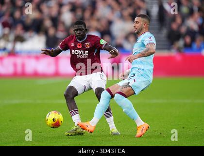 El Hadji Malick Diouf de West Ham United et Kyle Walker de Burnley s'affrontent pour le ballon lors du match de premier League au stade de Londres. Date de la photo : samedi 8 novembre 2025. Banque D'Images