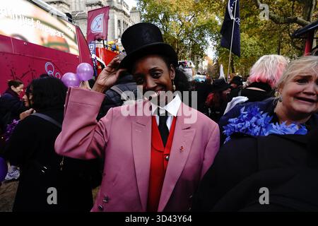 Londres, Angleterre, Royaume-Uni. 8 novembre 2025. La procession pour le Lord Mayor's Show a lieu dans la City de Londres avec plus de 7 000 participants. Pour la première fois, l'événement s'intitule "Lady Mayor's Show", marquant le début du mandat de Dame Susan Langley, 697e titulaire du poste et la première à adopter ce titre. Le défilé commence à Mansion House, traverse la cathédrale Saint-Paul jusqu'aux cours royales de justice, où la nouvelle Dame-Maire jure allégeance, et retourne le long du quai et de Victoria Street. En tant qu'événement public gratuit, il présente PA Banque D'Images