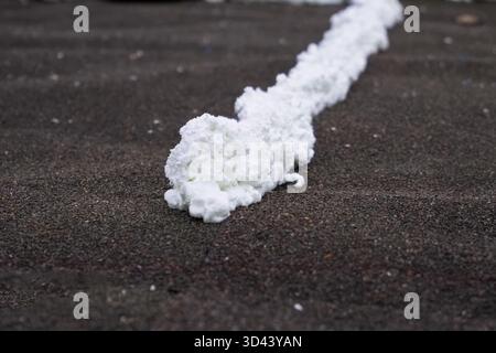 Isolation de toiture, installation de feuilles d'isolation sur la mousse. Mousse et isolation. Banque D'Images