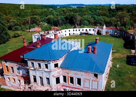 Ancienne maison en ruines du XIXe siècle. Domaine du manoir. Ancienne maison et écuries au bord de la rivière. Banque D'Images