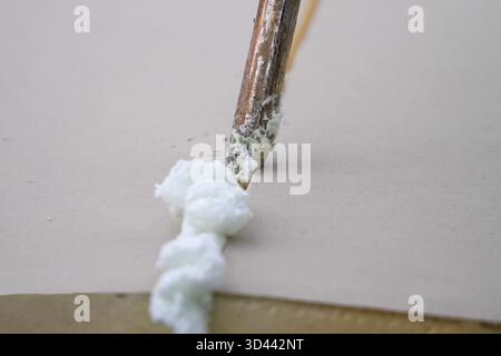 Isolation de toiture, installation de feuilles d'isolation sur la mousse. Mousse et isolation. Banque D'Images