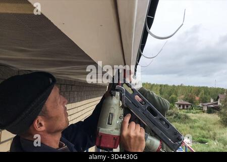 MOSCOU, Russie - 29 août 2019 : les travailleurs travaillent à l'assemblage du toit et du système de drainage. Banque D'Images