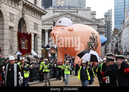 Londres, Royaume-Uni 8 novembre 2025. Le Lady Mayor's Show a eu lieu dans le Square Mile de Londres, pour célébrer l'échevin Dame Susan Langley DBE qui a pris le rôle. Le cortège remonte à plus de 800 ans et aujourd'hui, plus de 7000 personnes ont participé à des sociétés de livrée, des organismes de bienfaisance, des entreprises et des unités des forces armées, collectant des fonds pour la charité. Crédit : Monica Wells/Alamy Live News. Banque D'Images