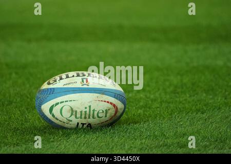 Udine, Italie. 08/11/2025, Udine, Bluenergy Stadium, QUILTER NATIONS SERIES semaine 2 : Italie vs Australie, le ballon du match crédit : Just Pictures GmbH/Alamy Live News Banque D'Images