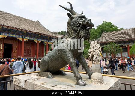 Statue en bronze d'un Qilin (ou Kylin), située dans la cour de la salle de la bienveillance et de la longévité dans le Palais d'été de Pékin, Chine. Banque D'Images
