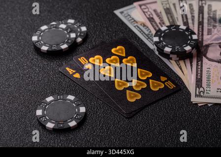 Jouer au blackjack ou au jeu de cartes de baccarat au casino avec des jetons, des Paris et des risques. Cartes et jetons sur feutre noir comme fond pour votre conception Banque D'Images