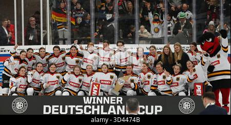 Landshut, Allemagne. 08 novembre 2025. Hockey sur glace, femmes : Coupe d'Allemagne femmes, Allemagne - Hongrie, jour de match 4. Les joueurs allemands célèbrent avec la Coupe d'Allemagne. Crédit : Markus Lenhardt/dpa/Alamy Live News Banque D'Images