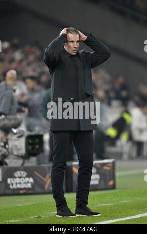 Entraîneur Robin Van Persie Feyenoord Rotterdam sur la touche geste horrifié Europa League, MHPArena, MHP Arena Stuttgart, Bade-Wuerttemberg, Banque D'Images