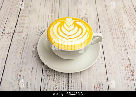 Latte classique servi dans une grande tasse de petit déjeuner avec mousse crémeuse et arôme de café fraîchement moulu Banque D'Images