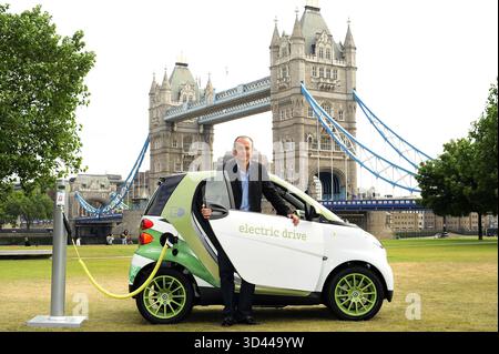 Photo du dossier datée du 29/06/10 de Quentin Willson avec une voiture électrique Smart fortwo, lors du lancement à Londres du plus grand essai de véhicule électrique grand public du Royaume-Uni à Potter's Fields dans le centre de Londres. L'ancien présentateur de Top Gear est décédé à l'âge de 68 ans après une courte bataille contre le cancer du poumon. Date d'émission : samedi 8 novembre 2025. Banque D'Images