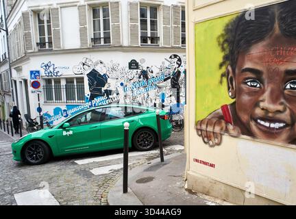 À Montmartre, Paris, une murale vibrante représentant un enfant souriant illumine le quartier, Paris, France Banque D'Images