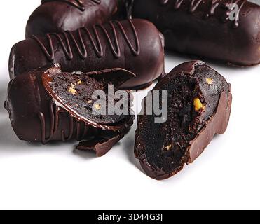 Nourriture, gâteau au chocolat pomme de terre sur blanc gros plan Banque D'Images