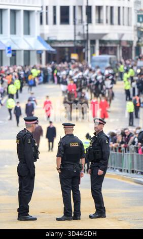 Londres, Royaume-Uni. 8 novembre 2025. Le 697e Lord Mayor's Show, Dame Susan Langley DBE devient la première femme à être titrée Lady Mayor of London. City of London police, attendant l'arrivée du cortège. Crédit : Phil Robinson/Alamy Live News Banque D'Images