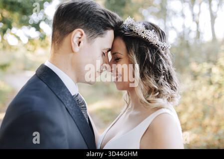 Portrait d'un couple qui vient de se marier et qui rassemble leurs ancêtres dans les bois Banque D'Images