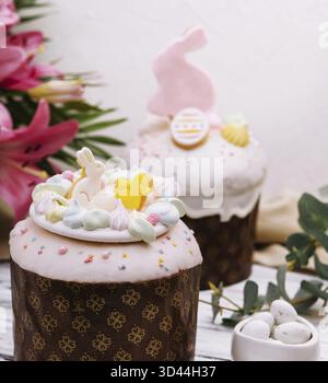 Nourriture, gâteau de Pâques et lapin de Pâques avec œufs Banque D'Images