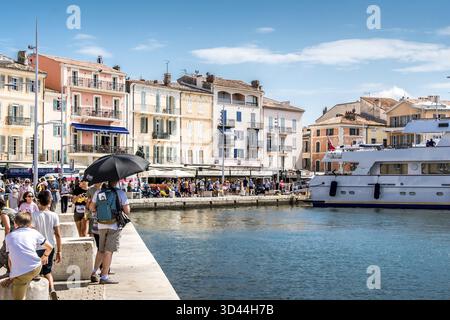 Saint-Tropez et son port de pêche et ses yachts en été en France Banque D'Images