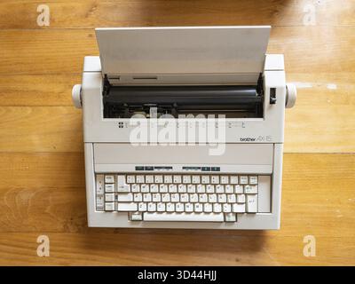 Machine à écrire électronique antique prête sur un bureau en bois, Vigo, Espana Banque D'Images