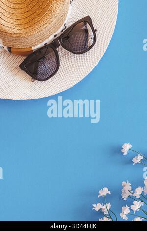 Pose plate d'objets liés à l'été et ressort sur fond bleu avec beaucoup d'espace de copie Banque D'Images