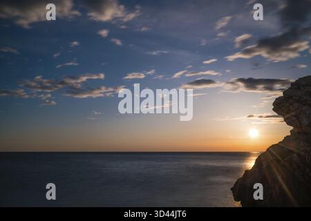 Magnifique coucher de soleil sur les falaises de Petrovac, Monténégro côte Banque D'Images