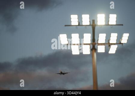 Stockport, Royaume-Uni. 08 novembre 2025. Vue générale des projecteurs pendant le match de Sky Bet League 1 entre Stockport County et Luton Town au Edgeley Park Stadium, Stockport, Angleterre, le 8 novembre 2025. Photo de David Horn. Crédit : Prime Media images/Alamy Live News Banque D'Images