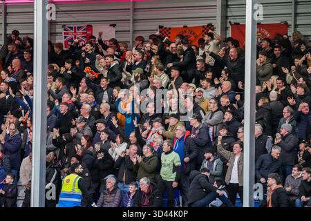 Stockport, Royaume-Uni. 08 novembre 2025. Les supporters de Luton Town lors du match de Sky Bet League 1 entre Stockport County et Luton Town au Edgeley Park Stadium, Stockport, Angleterre, le 8 novembre 2025. Photo de David Horn. Crédit : Prime Media images/Alamy Live News Banque D'Images