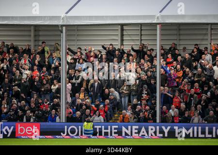 Stockport, Royaume-Uni. 08 novembre 2025. Les supporters de Luton Town lors du match de Sky Bet League 1 entre Stockport County et Luton Town au Edgeley Park Stadium, Stockport, Angleterre, le 8 novembre 2025. Photo de David Horn. Crédit : Prime Media images/Alamy Live News Banque D'Images