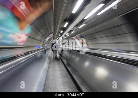 Londres, Angleterre - 06 janvier 2017 : passage mobile sur le métro londonien Banque D'Images