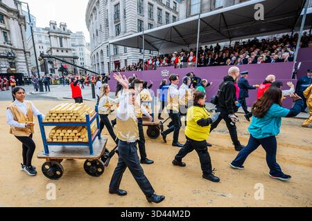 Londres, Royaume-Uni. 8 novembre 2025. Banque d'Angleterre - le 697e lord maire de Londres, Dame Susan Langley DBE, anciennement du quartier Aldgate. Elle n'est que la troisième femme à occuper ce poste en plus de 800 ans, et la première à être nommée « Lady Mayor of London ». Le spectacle remonte au début du XIIIe siècle, lorsque le roi Jean accorda à la ville de Londres la possibilité de nommer son propre maire, mais qu'elle devait venir en amont de Westminster et jurer loyauté envers la Couronne. Crédit : Guy Bell/Alamy Live News Banque D'Images