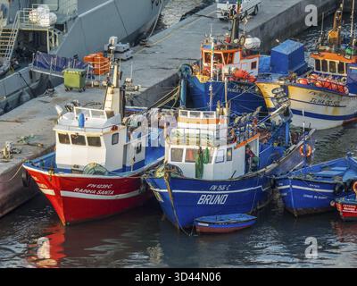 Des bateaux de pêche colorés se trouvent côte à côte à un quai de bateau dans le port de Madère, au Portugal Banque D'Images