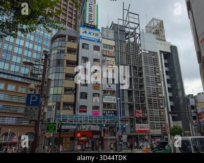 Bâtiments commerciaux modernes à l'intersection Sannomiya Nord dans le quartier Chuo de Kobe, préfecture de Hyogo, Japon. Banque D'Images