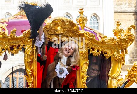 Londres, Royaume-Uni. 8 novembre 2025. Le Lord Mayor's Show passe par la City de Londres. Dame Susan Langley, la nouvelle Lady Mayor de Londres, fait des vagues de l'entraîneur Gold. Dame Susan est alors la troisième femme lord maire de Londres, mais la première à se faire appeler « Lady Mayor ». Elle est le 697e lord maire. Elle voyage dans la procession dans le Lord Mayor de Londres State Coach. Crédit : Mark Thomas/Alamy Live News Banque D'Images