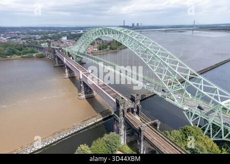 Vue aérienne du pont à péage Silver Jubilee et du pont ferroviaire Runcorn au-dessus de la rivière Mersey et du Manchester Ship canal, Runcorn, Royaume-Uni. Banque D'Images