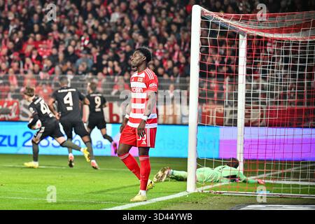 Berlin, ALLEMAGNE - 8 NOVEMBRE : après l'égaliseur à 2-2 par Harry KANE (FC Bayern Munich 9) Derrick Köhn (Union Berlin 39) et Frederik RÖNNOW (Union Berlin 1) sont déçus - but / buteur / joie / heureux - lors du match Bundesliga entre Unio Banque D'Images