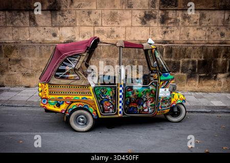 Palerme - Sicile PALERME, ITALIE 8 NOVEMBRE : APE Piaggio tricycle taxi pour le service touristique sur le centre de la ville le 8 novembre 2025 à Palerme, Italie. Palerme Sicile Italie Copyright : xStefanoxMontesix Banque D'Images