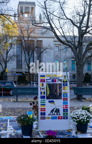 Un mémorial politique et une installation de protestation mis en place par des partisans pro-ukrainiens devant l'ambassade de Russie sur Unter den Linden, Berlin, Allemagne. Banque D'Images