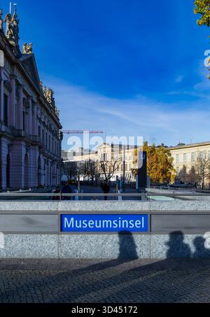 L’entrée de la station U-Bahn « Museumsinsel » à Berlin-Mitte, Allemagne. Museumsinsel, vertical. Banque D'Images