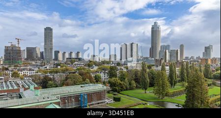 Vue panoramique sur la ville moderne de Rotterdam, avec un mélange de gratte-ciel contemporains et de bâtiments historiques de faible hauteur nichés à côté d'un gre Banque D'Images