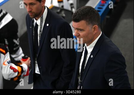 Landshut, Allemagne. 08 novembre 2025. Hockey sur glace, femmes : Coupe d'Allemagne femmes, Allemagne - Hongrie, Journée 4. Jeff MacLeod (R, entraîneur Allemagne) crédit : Markus Lenhardt/dpa/Alamy Live News Banque D'Images