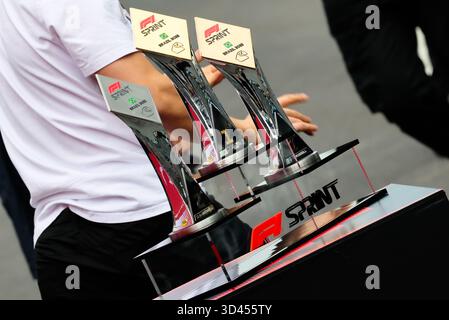 Sao Paulo, Brésil. 9 novembre 2025. F1 Sprint trophées lors de la formule 1 MSC Cruises Grande Premio de Sao Paulo 2025, Sao Paulo, Brésil, Autodromo Jose Carlos Pace du 6 au 9 novembre 2025. Round 21 du 24 Championnat du monde FIA de formule 1 2025. Crédit : Alessio de Marco | Actualités en direct Avens-Images.com/Alamy Banque D'Images