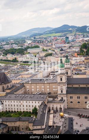 Vue aérienne du paysage urbain d'Altstadt, la vieille ville de Salzbourg, Autriche depuis la forteresse de Hohensalzburg. Banque D'Images