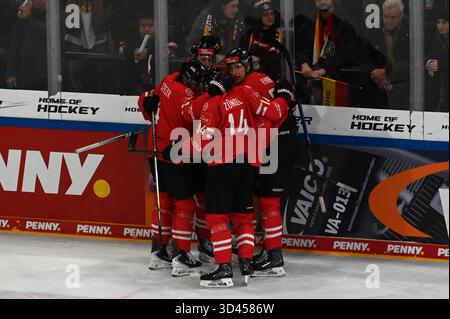 Landshut, Allemagne. 08 novembre 2025. Hockey sur glace : Coupe d'Allemagne, Allemagne - Autriche, phase de groupes, jour de match 2. Les joueurs autrichiens célèbrent le 1 :2. Crédit : Markus Lenhardt/dpa/Alamy Live News Banque D'Images