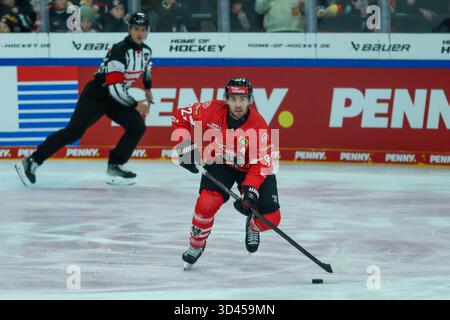 Landshut, Allemagne. 08 novembre 2025. Deutschland Cup 2025 Deutschland - Oesterreich AM 08.11.2025 in der VR-Bank Landshut Arena in Landshut Bernd Wolf ( Oesterreich ) Foto : Revierfoto crédit : ddp Media GmbH/Alamy Live News Banque D'Images